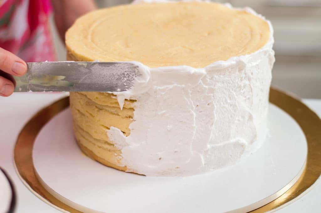 Decorating cream cake
