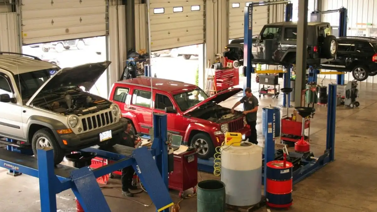 Schedule oil change service near me in West Seneca, NY, at a Transitowne CDJR Service Center