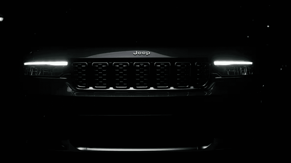 closeup of black jeep grand cherokee grill