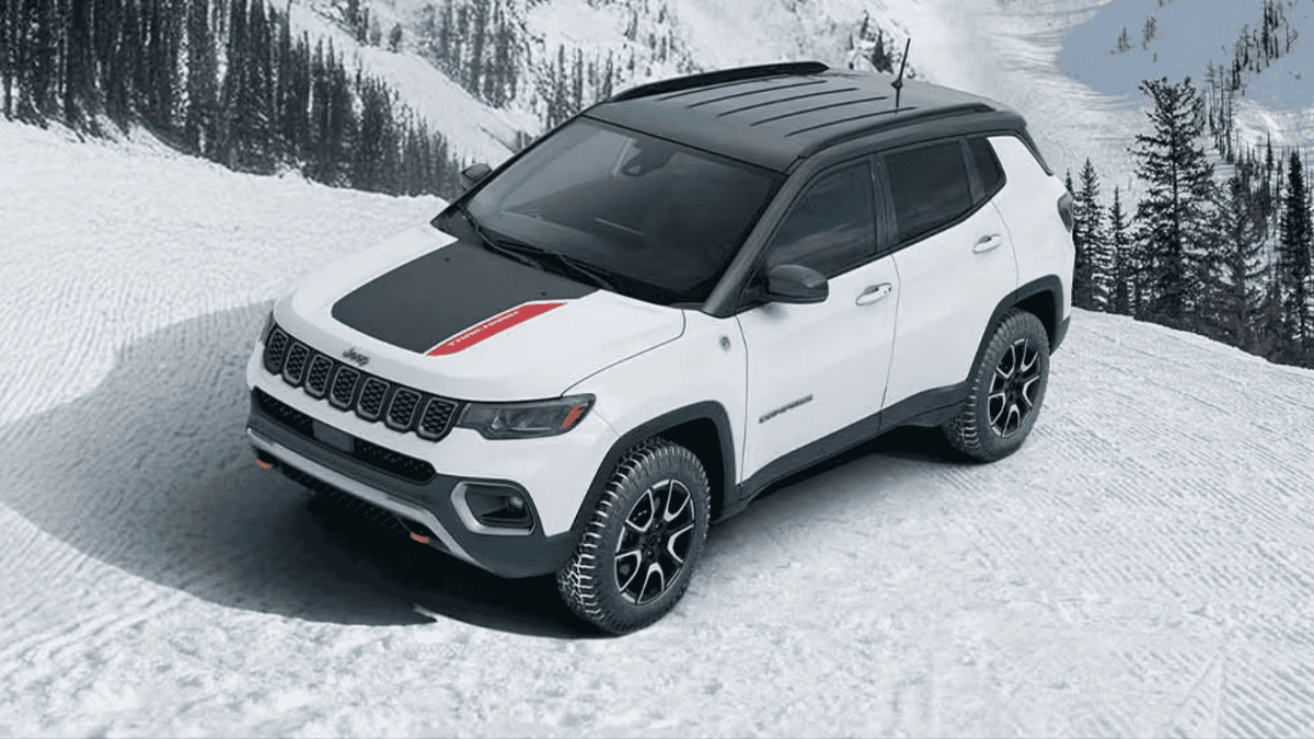 Jeep Compass driving in the snow