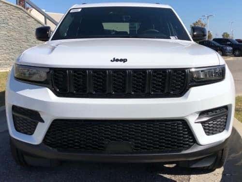 2025 Jeep Grand Cherokee front view